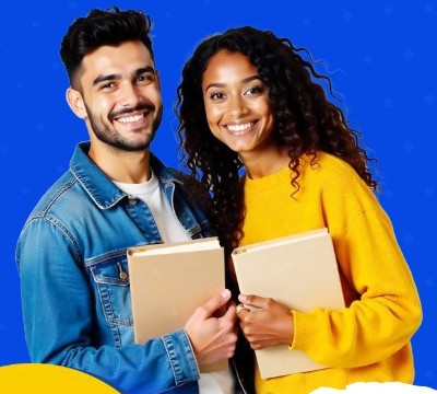 Estudantes sorrindo segurando livros